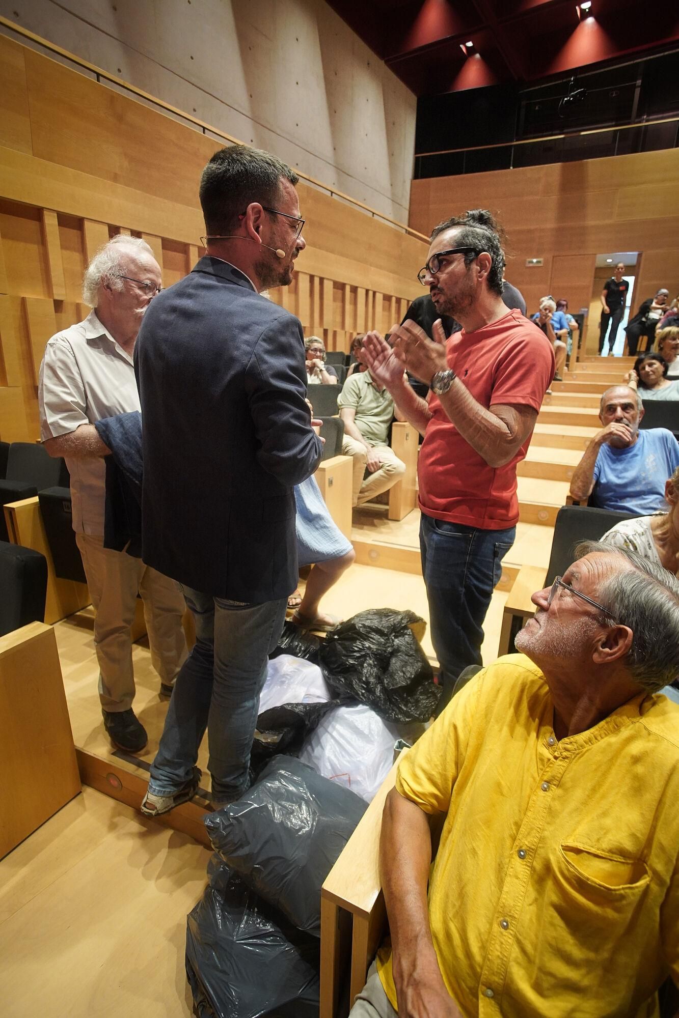 Girona Auditori alcalde de Girona, Lluc Salellas,conferència balanç meitat de mandat propostes pels pròxims dos anys Protesta veí amb bosses escombraries per la brutícia que hi ha als carrers contenidors recollida selectiva