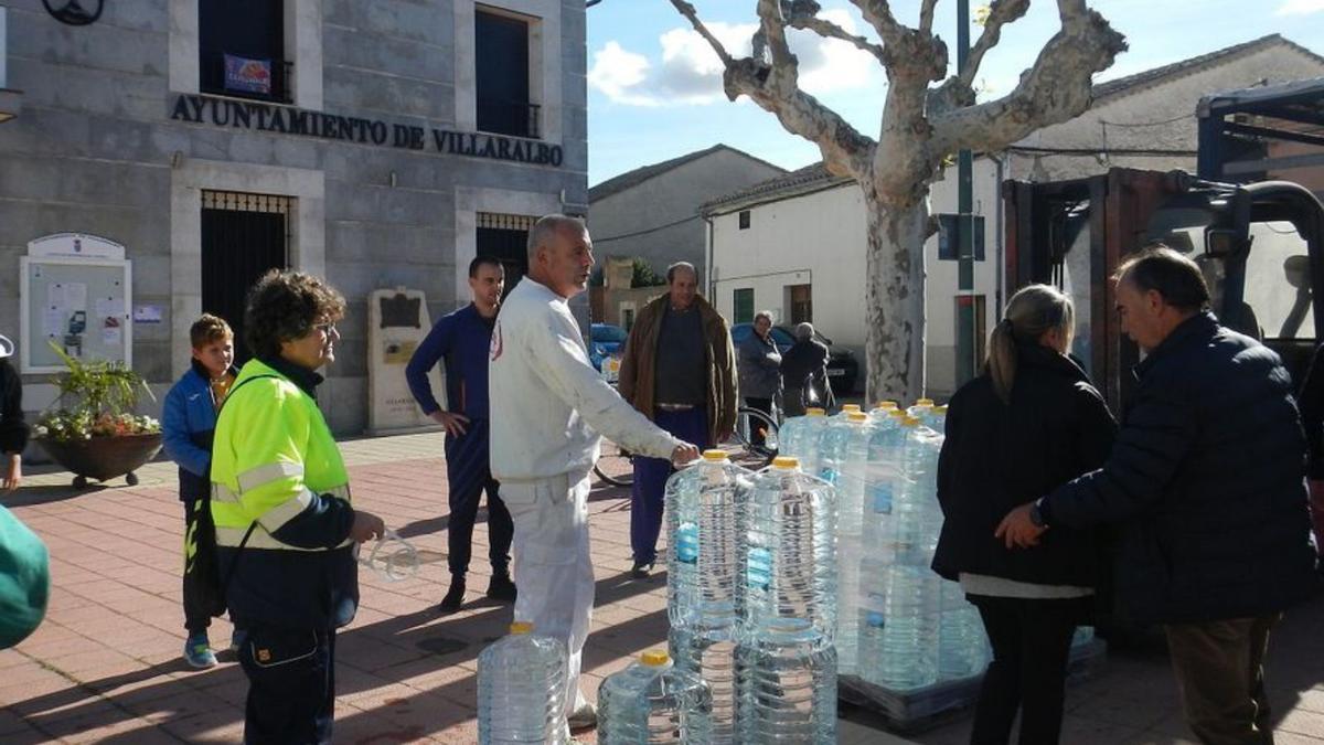 Reparto de agua en Villaralbo. | Cedida