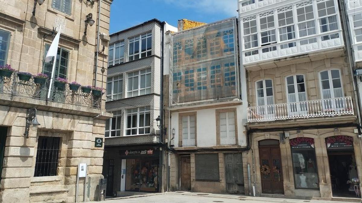 Betanzos da el primer paso para la venta forzosa del edificio en ruinas de la Praza da Constitución