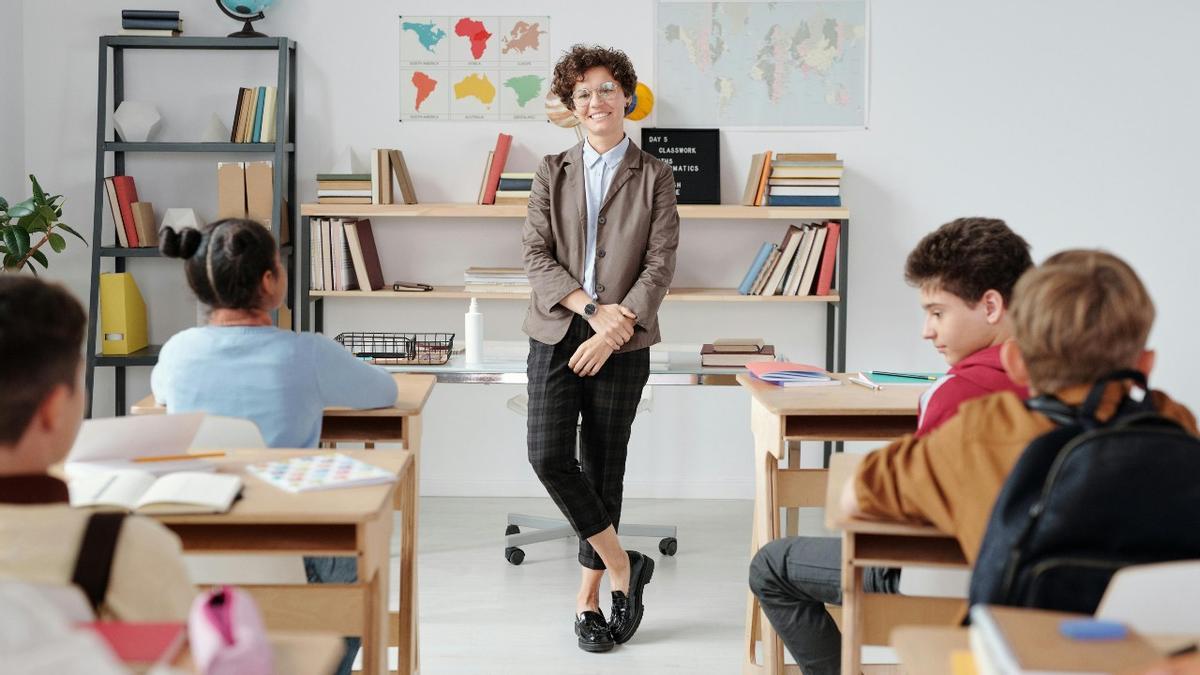 Una profesora de primaria en una clase con niños