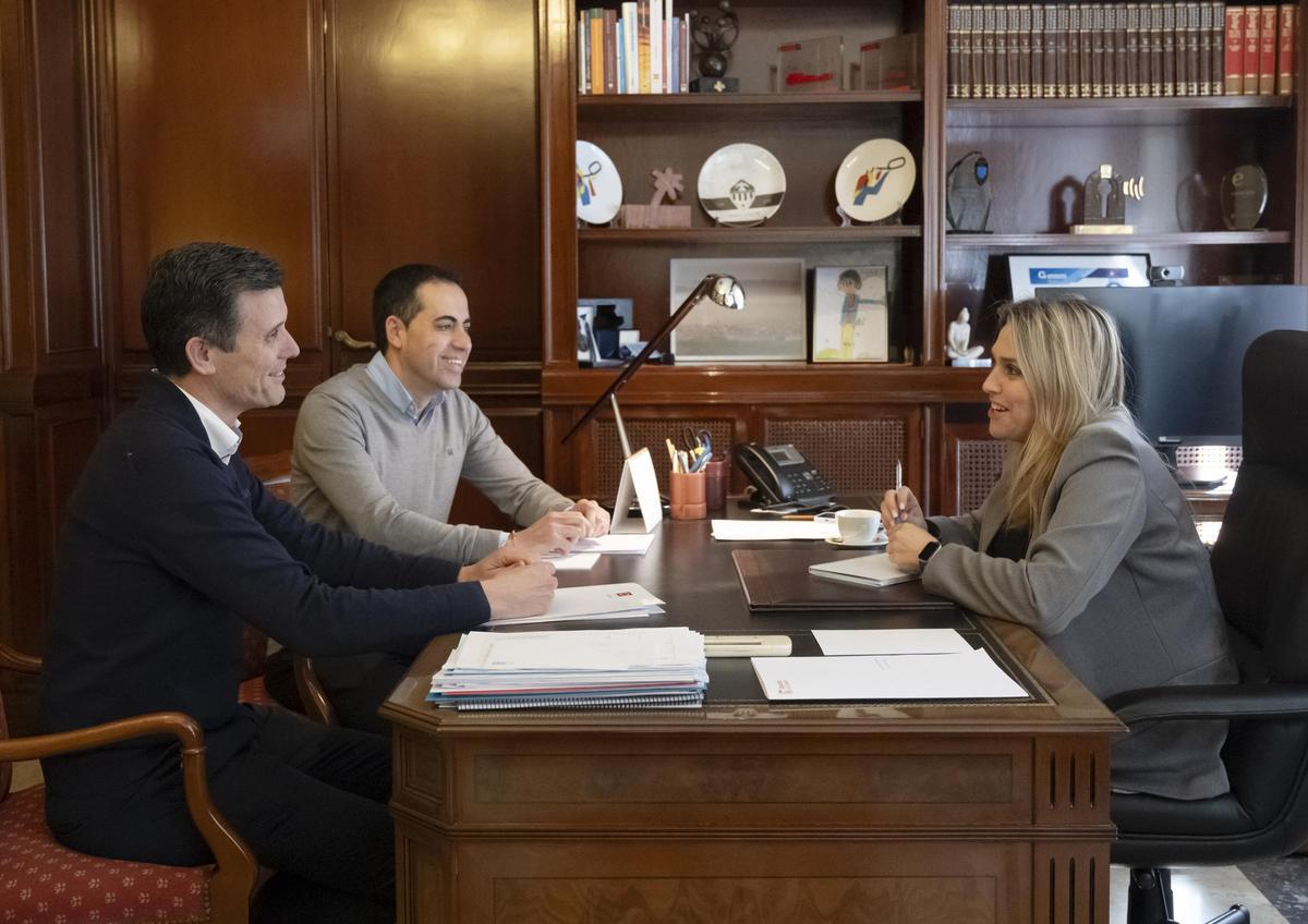 Marta Barrachona, con Héctor Folgado y Alejandro Causell.