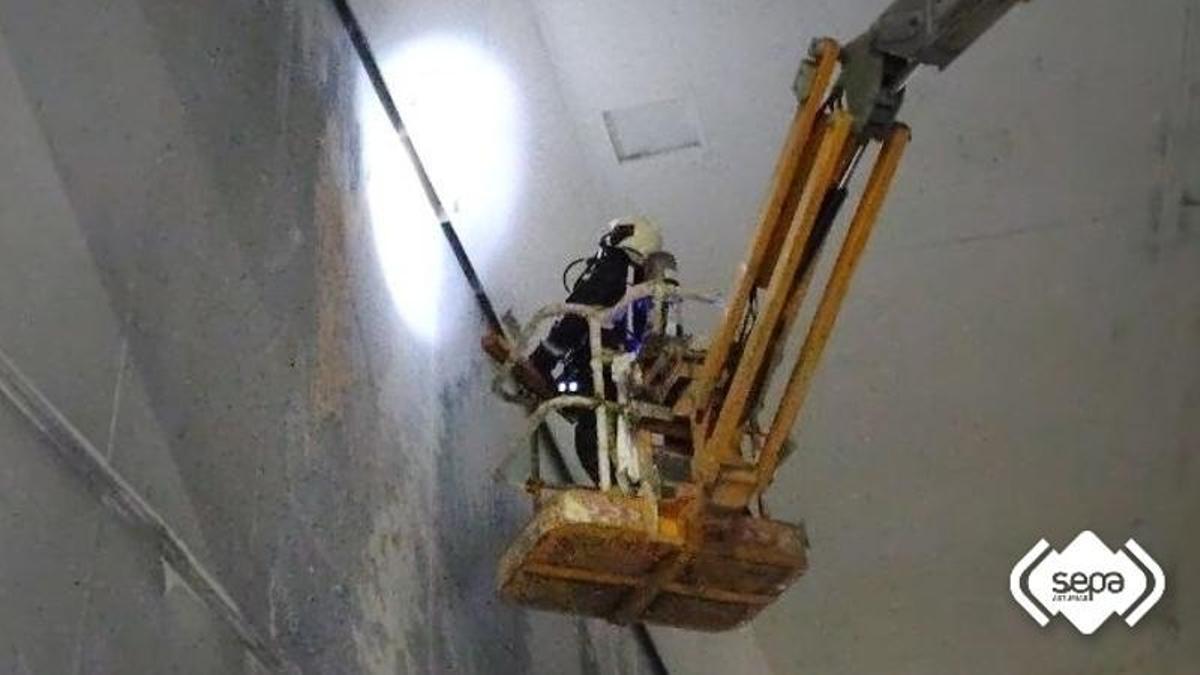 Un momento de la intervención de los Bomberos en el PEPA