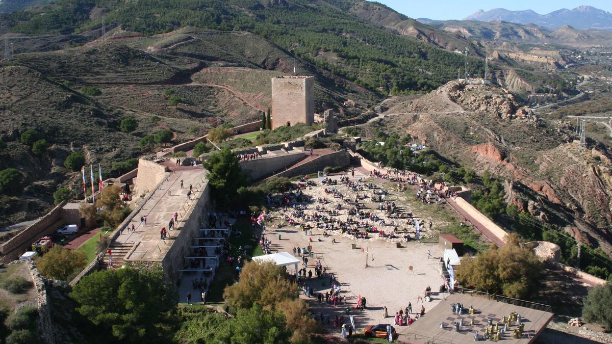 Vista panorámica del Castillo, Los Pilones y los senderos del Cejo de los Enamorados.