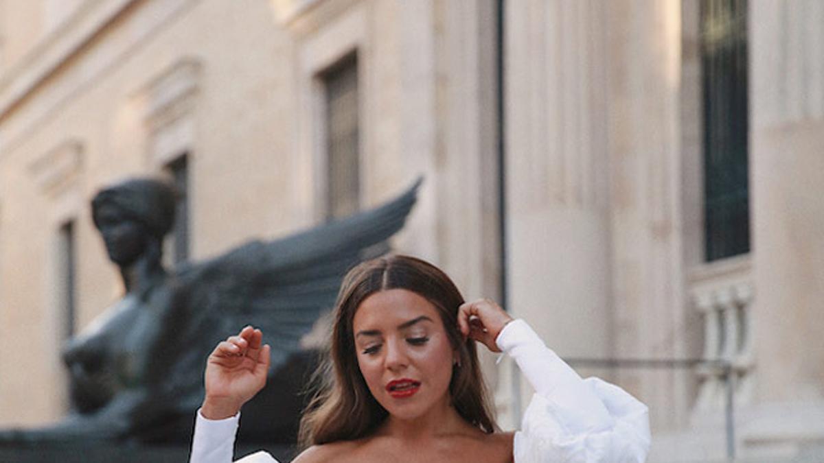 Paula Ordovás con vestido corto con mangas especiales del atelier Fernando Claro