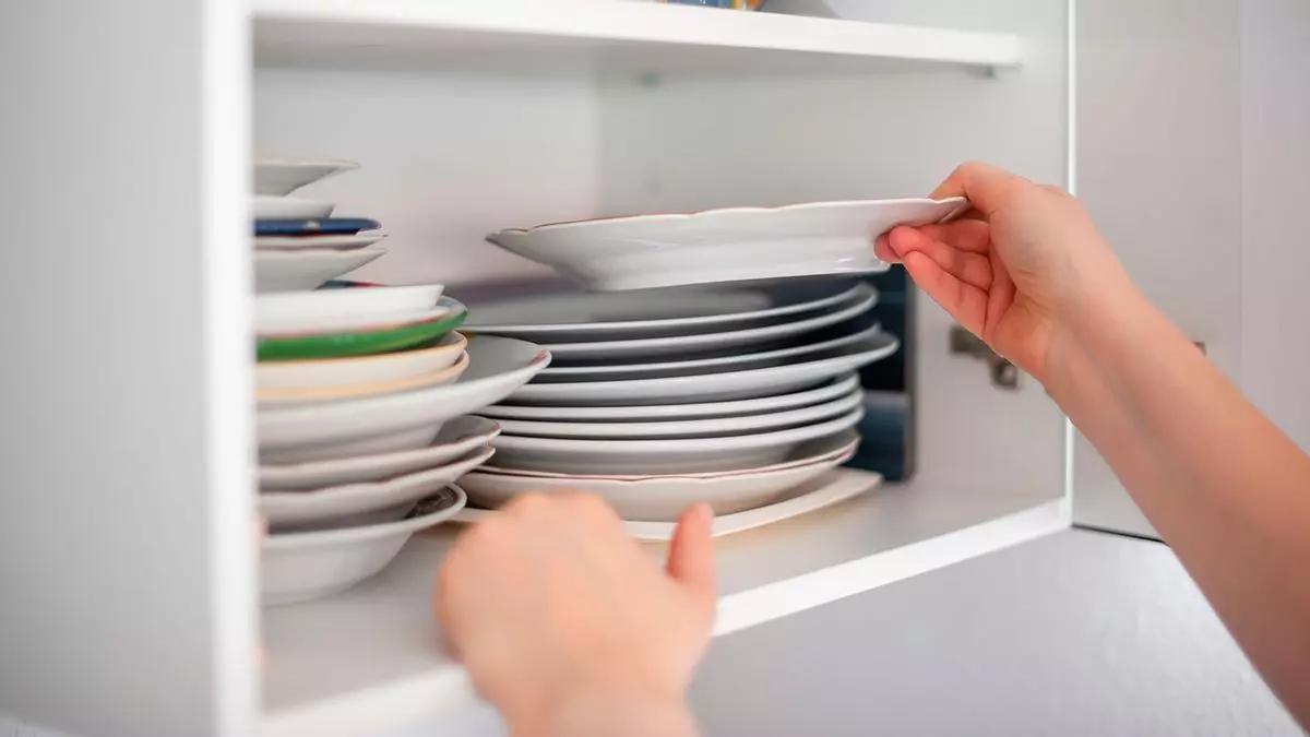Adiós al problema de los platos en la cocina: la solución vertical de Ikea (de dos alturas) que arrasa