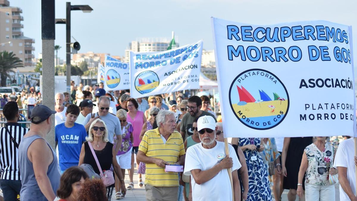 Vecinos recorren Morro de Gos durante la movilización convocada para celebrar el avance del esperado plan de regeneración de la playa.