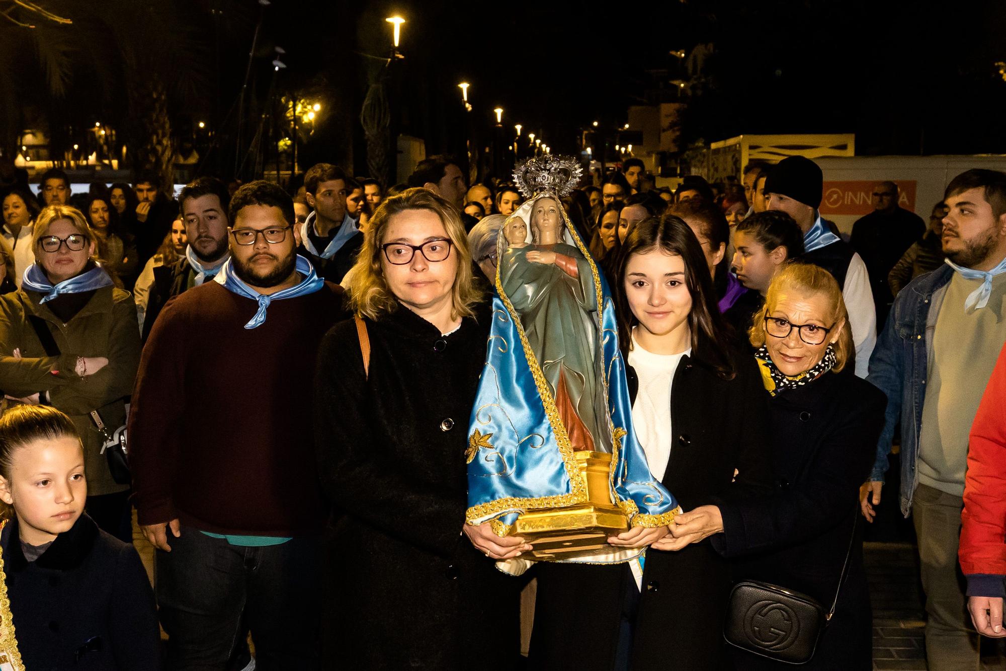 Devoción en Benidorm en la procesión de L'Alba