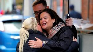 Una seguidora del Sinn Féin felicita a Mary Lou McDonald (derecha) por su victoria en Dublín.