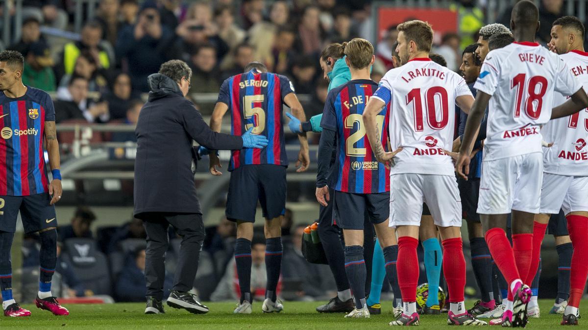 Busquets junto al doctor Pruna tras lesionarse