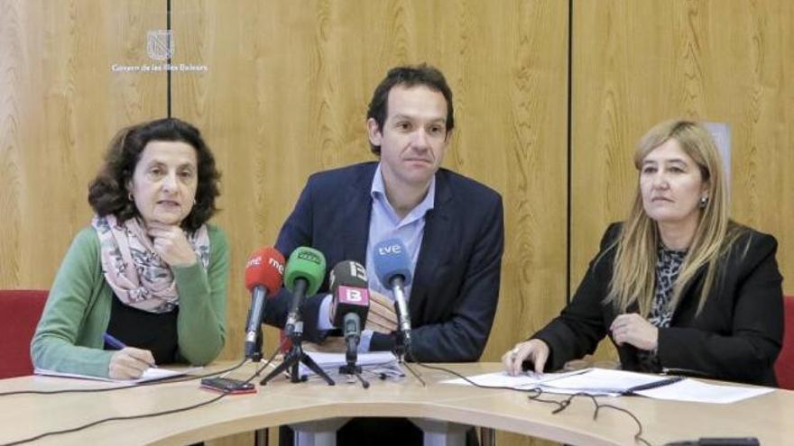 Fina Santiago, Marc Pons y Rosa Cursach, ayer presentando la nueva Ley de Igualdad.