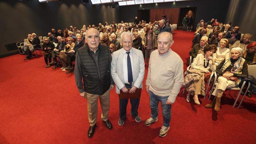 Por la izquierda, José Antonio Alonso, Melchor Fernández y Manuel Lafuente, ayer, en el Club LA NUEVA ESPAÑA. | IRMA COLLÍN