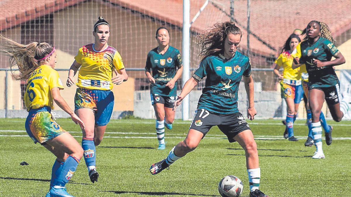 Sonya Keefe, con el balón, el domingo pasado ante el Juan Grande.