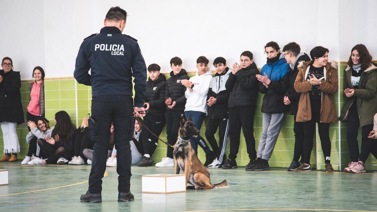 Exhibición de la unidad canina, en la cooperativa docente Santa Eulalia de Mérida.