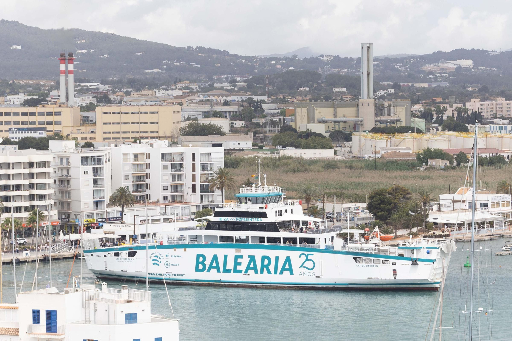Preocupación por unos trabajos de dragado en pleno puerto de Ibiza