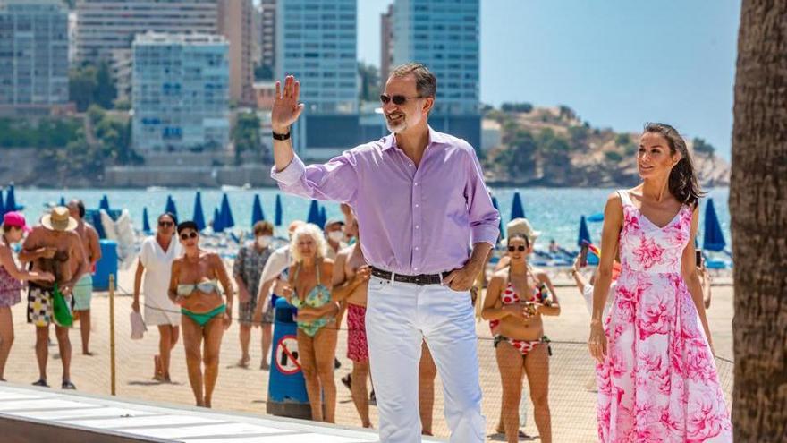 Don Felipe y Doña Letizia, durante su paseo por Benidorm.