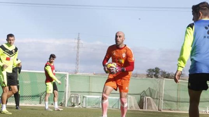 José Juan atrapa un balón durante el entrenamiento de ayer en el anexo.