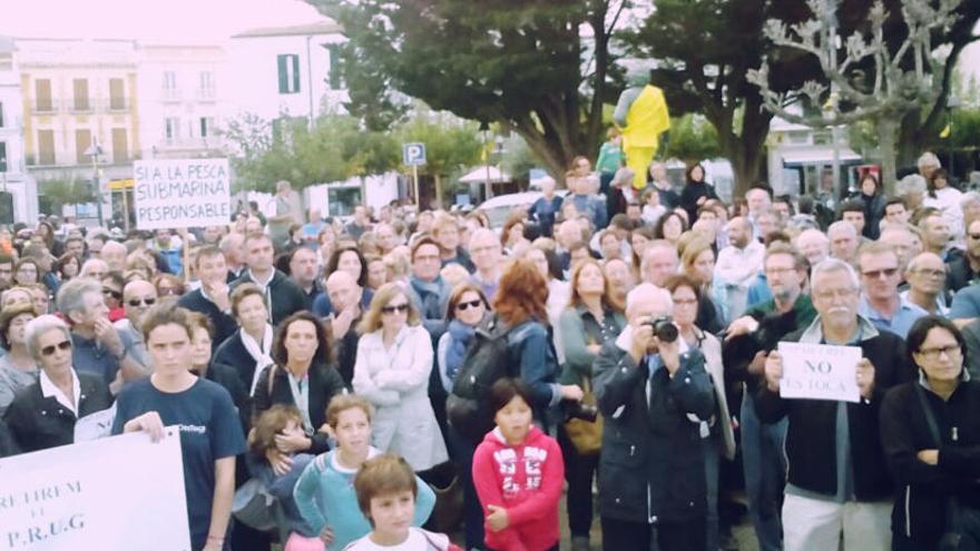 Més de 300 persones es manifesten per reclamar la retirada del PRUG del Cap de Creus