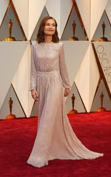 Isabelle Huppert, nominada a Mejor actriz, con un precioso vestido.