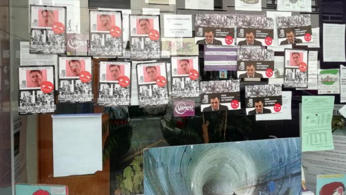 La sede de Podemos Xixón, empapelada con carteles 'fascistas'