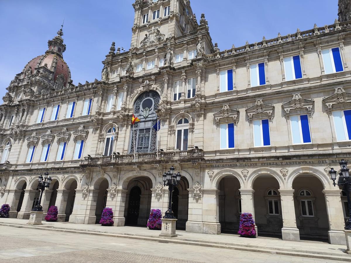 Palacio de María Pita con los colores azul y blanco en sus ventanas