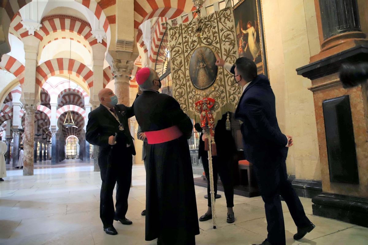 El Simpecado del Rocío en la Catedral El Simpecado del Rocío en la Catedral