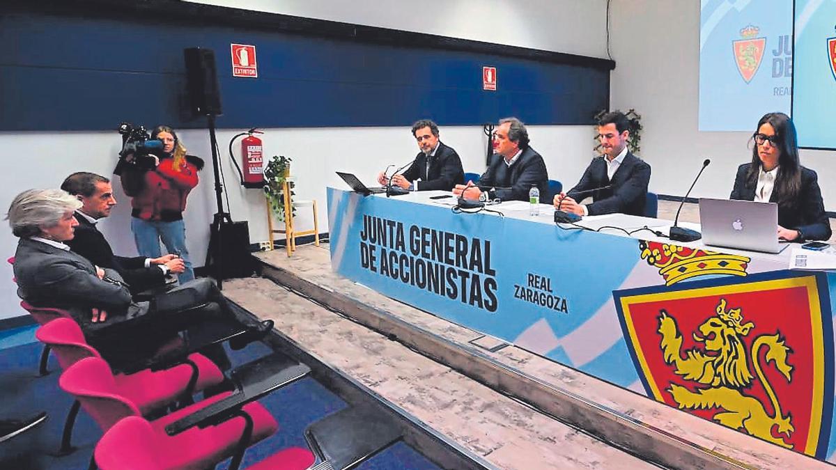 Un momento de la última Junta, con Juan Forcén, Fernando López, Cristian Llop y Aured en la mesa y Guzmán Pérez-Ayo y Aguilar, sentados.