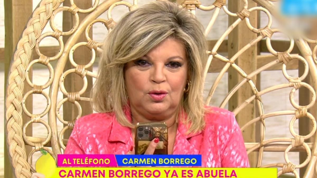 Terelu Campos hablando por teléfono con Carmen Borrego en 'Sálvame'