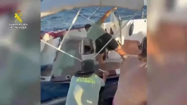 Cinco personas fueron rescatadas, entre ellas dos menores, cuando navegaban en una embarcación para ver el eclipse