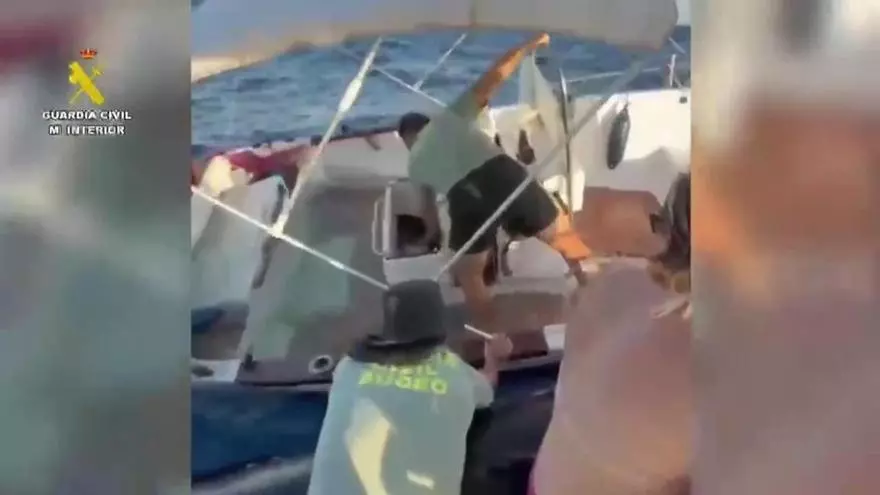 Cinco personas fueron rescatadas, entre ellas dos menores, cuando navegaban en una embarcación para ver el eclipse