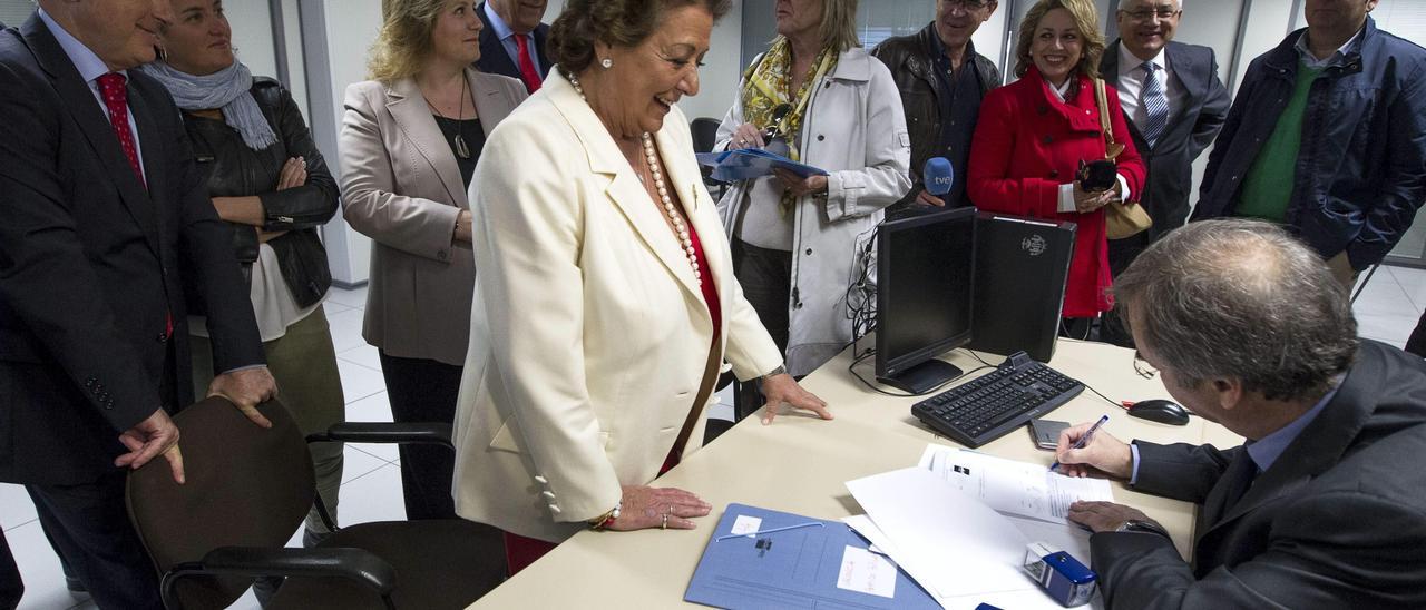 Rita Barberá presenta su candidatura en 2015 con el resto de concejales.