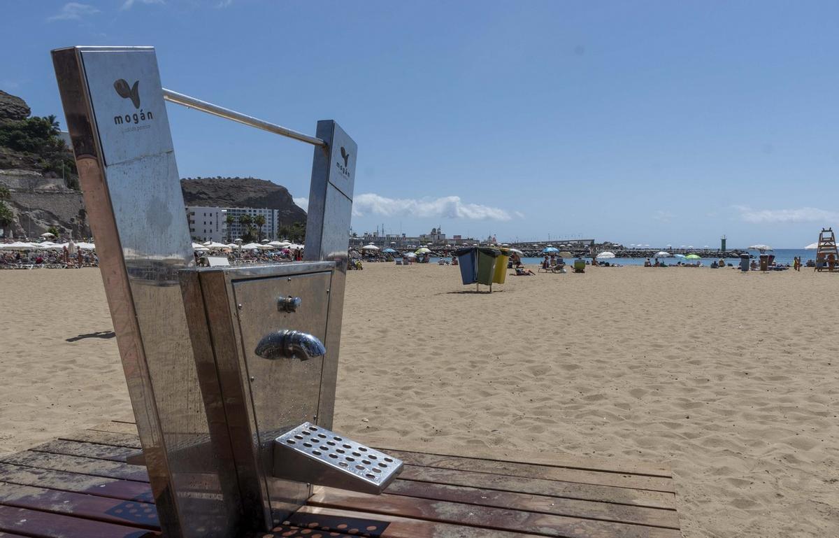 Imagen de los nuevos lavapiés instalados en la playa de Puerto Rico, en el municipio de Mogán.