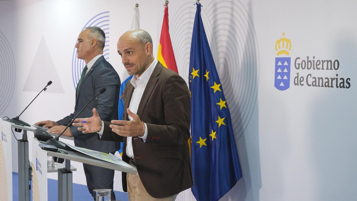 Rueda de prensa tras el Consejo de Gobierno. En la imagen, José Ramón Barrera, comisionado del REF; y Alfonso Cabello, portavoz del Gobierno de Canarias