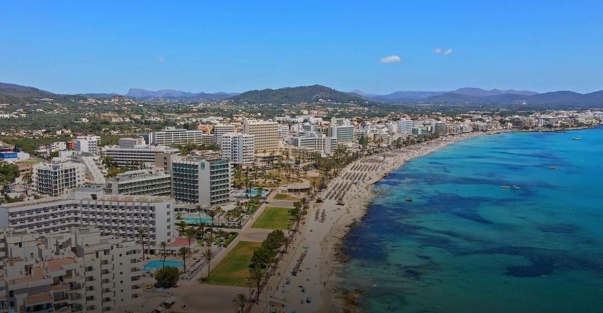 Die Urlauberhochburg Cala Millor aus der Drohnenperspektive. Hier gib es viele Arbeitsplätze
