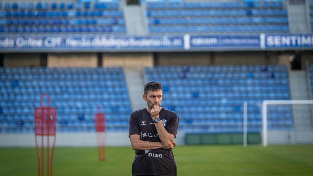 Asier Garitano reflexiona durante un entrenamiento en el Rodríguez López.