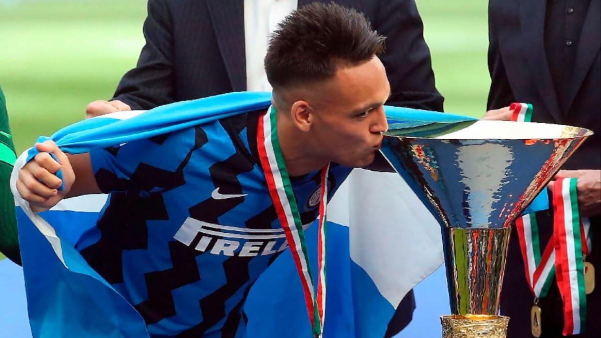 Lautaro besa el 'Scudetto' logrado con el Inter