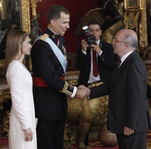 Los nueves Reyes han saludado a diversas personalidades de España en el Palacio Real