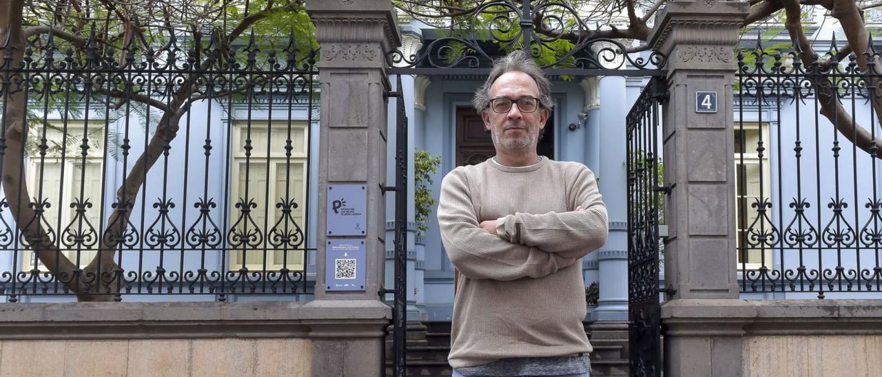 El director del Festival  de Cine de Las Palmas de Gran Canaria, Luis Miranda, ante el Palacio Quegles, donde están situadas las oficinas de dicho evento. | | ANDRÉS CRUZ