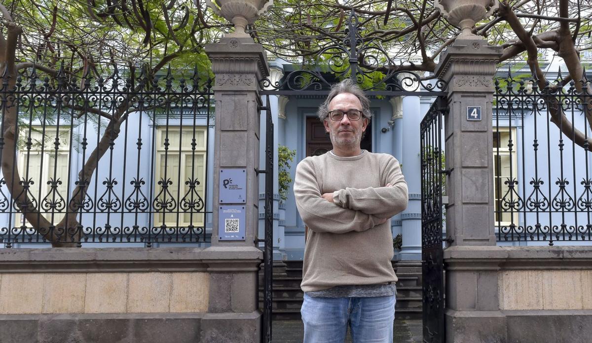 El director del Festival  de Cine de Las Palmas de Gran Canaria, Luis Miranda, ante el Palacio Quegles, donde están situadas las oficinas de dicho evento. | | ANDRÉS CRUZ