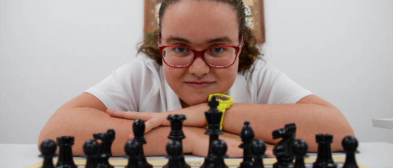 Carla Sosa Suárez, delante de un tablero de ajedrez, en el club Sociedad de La Montaña, en Gáldar.