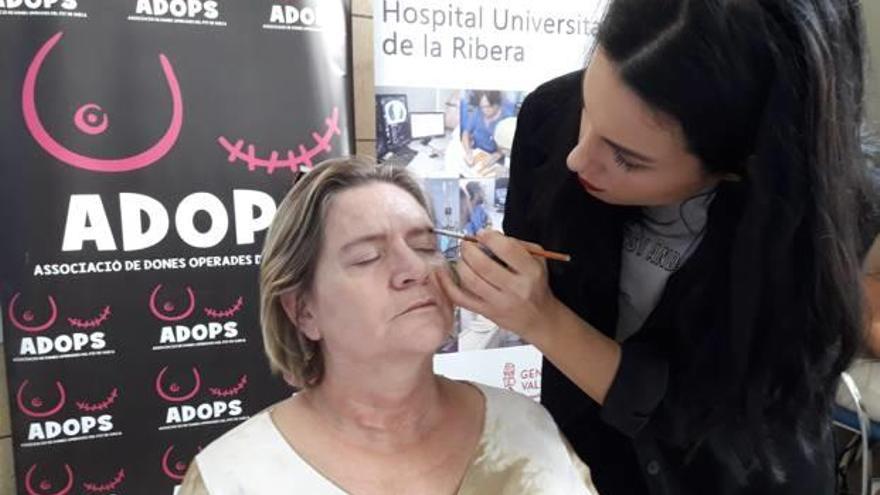 Taller de maquillaje oncológico celebrado ayer en el hospital.