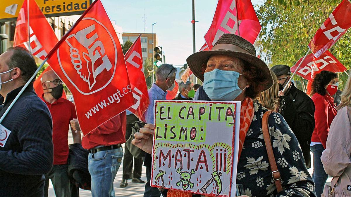 ‘El capitalismo mata’, se lee en un cartel que porta una mujer en la manifestación de ayer.