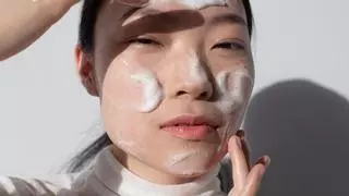 Así son los dos limpiadores coreanos que transforman tu piel a los 35: firmeza y cero marcas