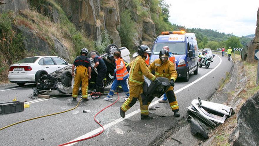 Un vilagarciano fallece tras chocar su coche contra un talud y volcar en Pereiro