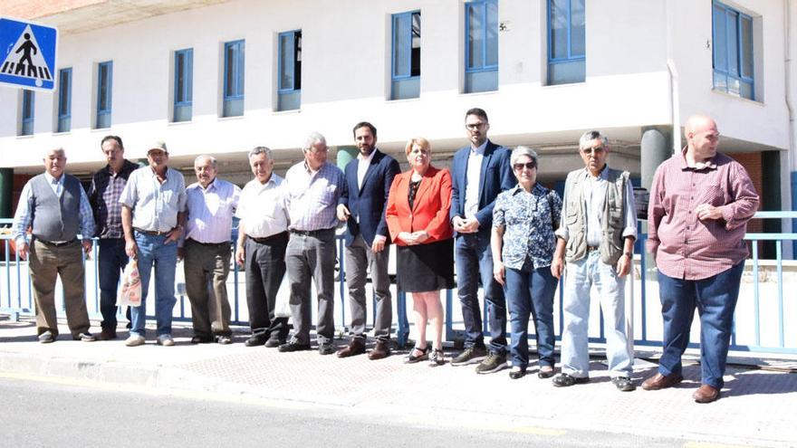 Los concejales María del Carmen Moreno, Daniel Pérez y José Carlos Durán posan junto a vecinos del Puerto de la Torre.