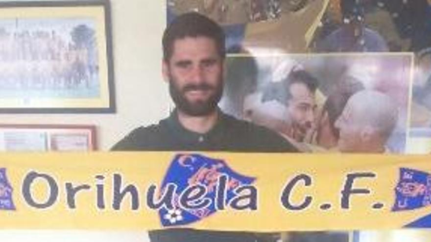 José Carlos, con la bufanda del Orihuela