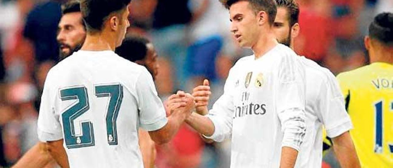 Borja Mayoral estrecha la mano a Marco Asensio después de un partido de pretemporada con el Real Madrid.