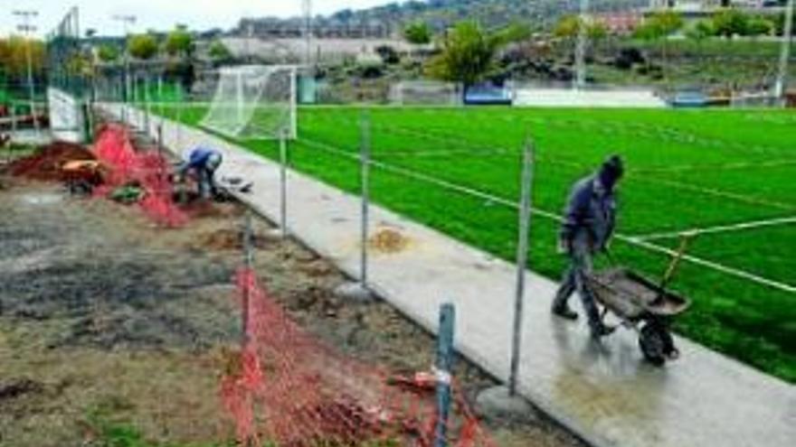 Padres y escuela instan a abrir &quot;ya&quot; el nuevo campo de fútbol