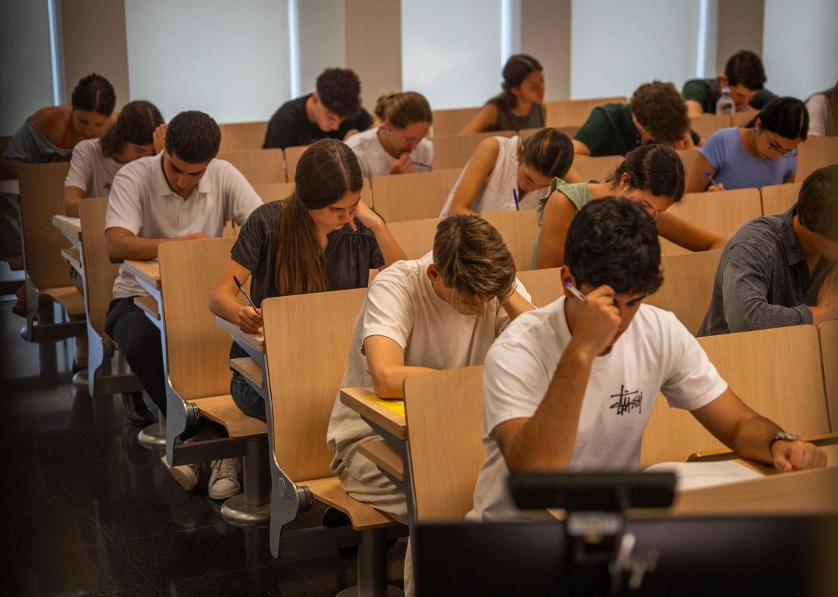 Imatge presa durant una de les proves per a l’accés a la universitat, a la facultat de dret de la Universitat de Barcelona. Foto arxiu