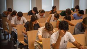Imagen tomada durante una de las pruebas para el acceso a la universidad, en la facultad de derecho de la Universidad de Barcelona .Foto archivo