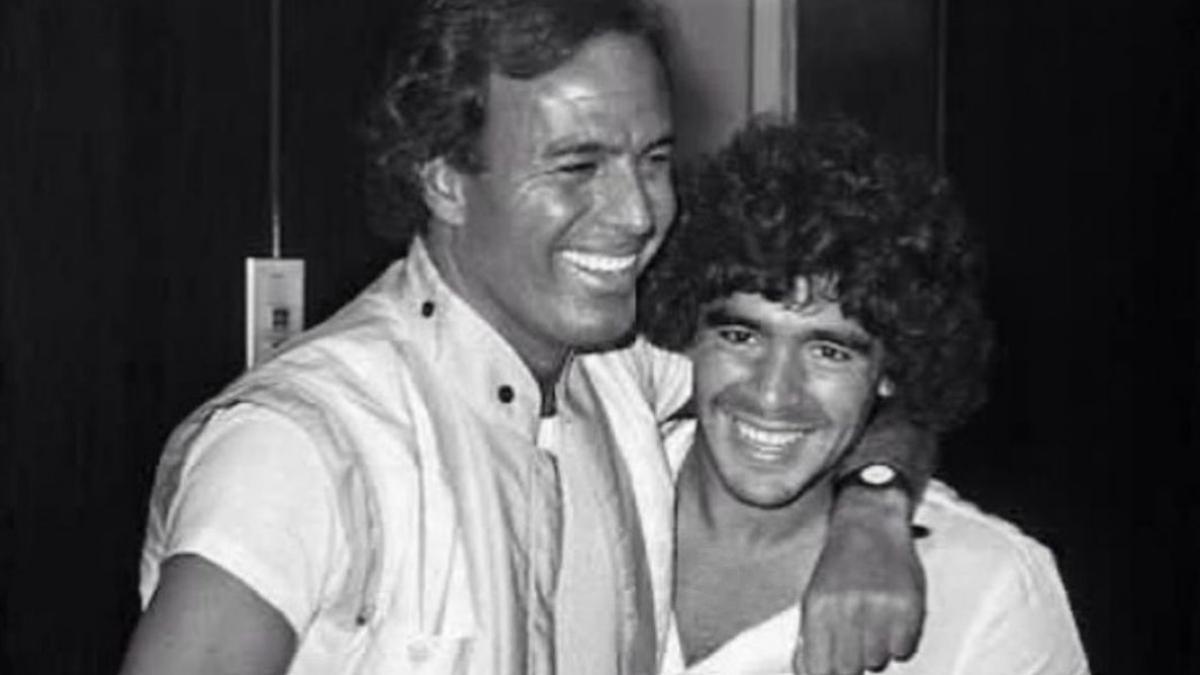 La emotiva despedida de Julio Iglesias a Diego Maradona